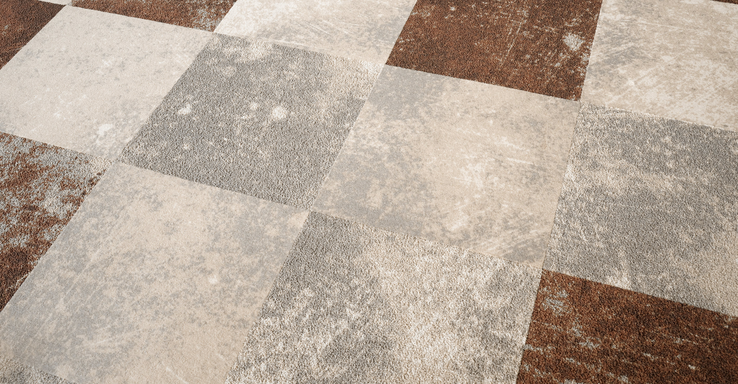 Dalles et planches de moquette beiges