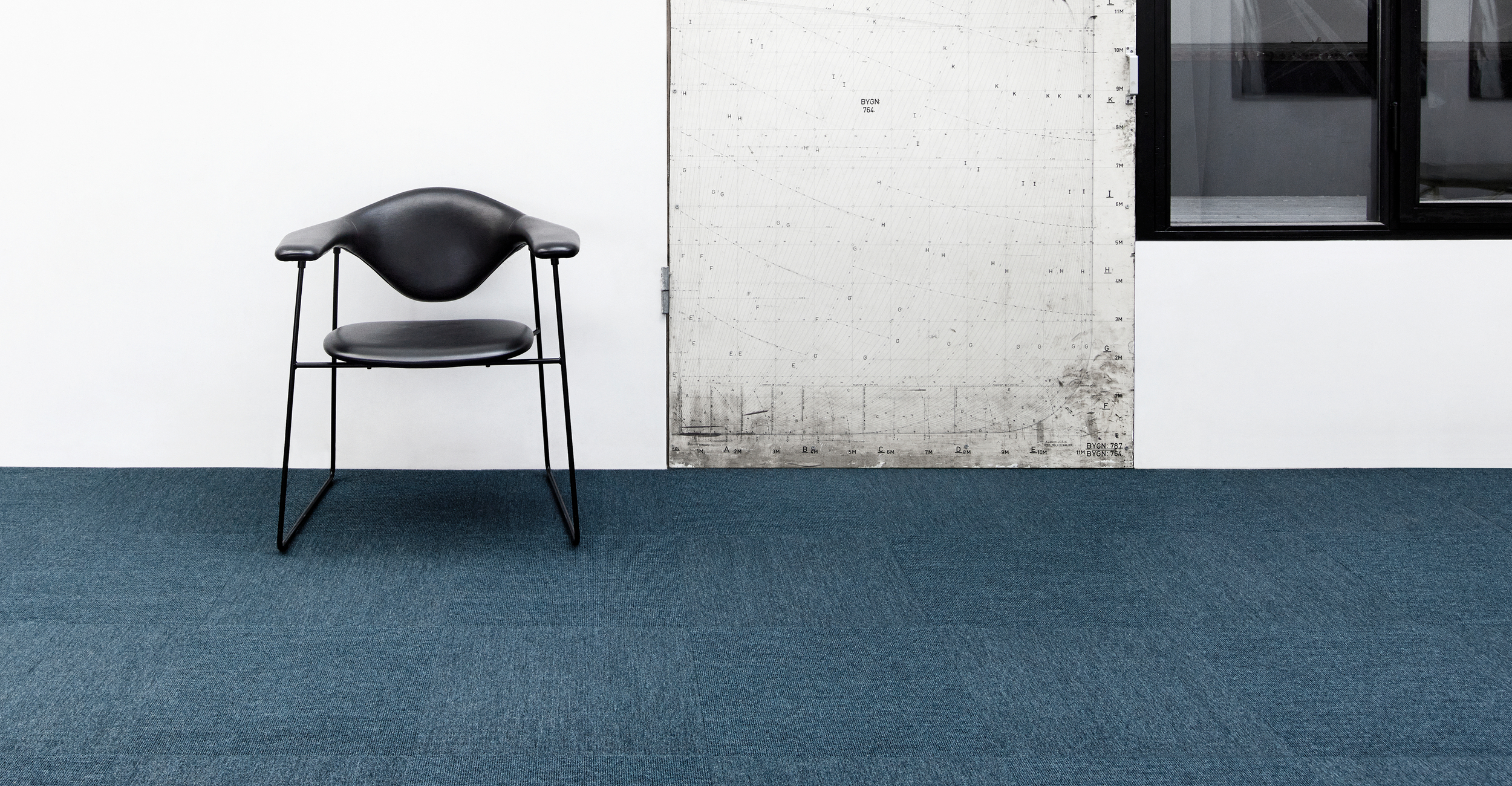 Dalles et planches de moquette bleues
