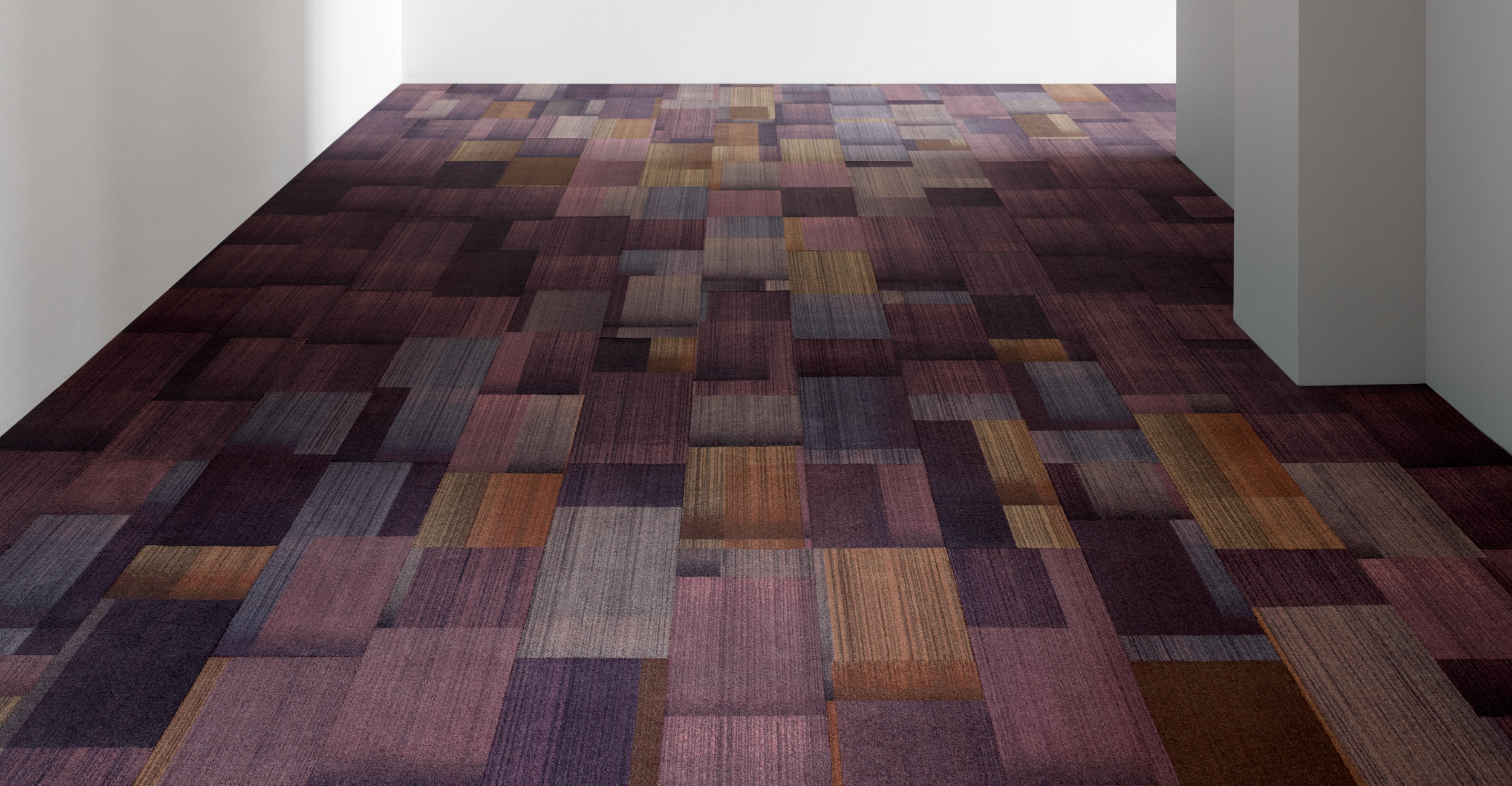 Dalles et planches de moquette violettes