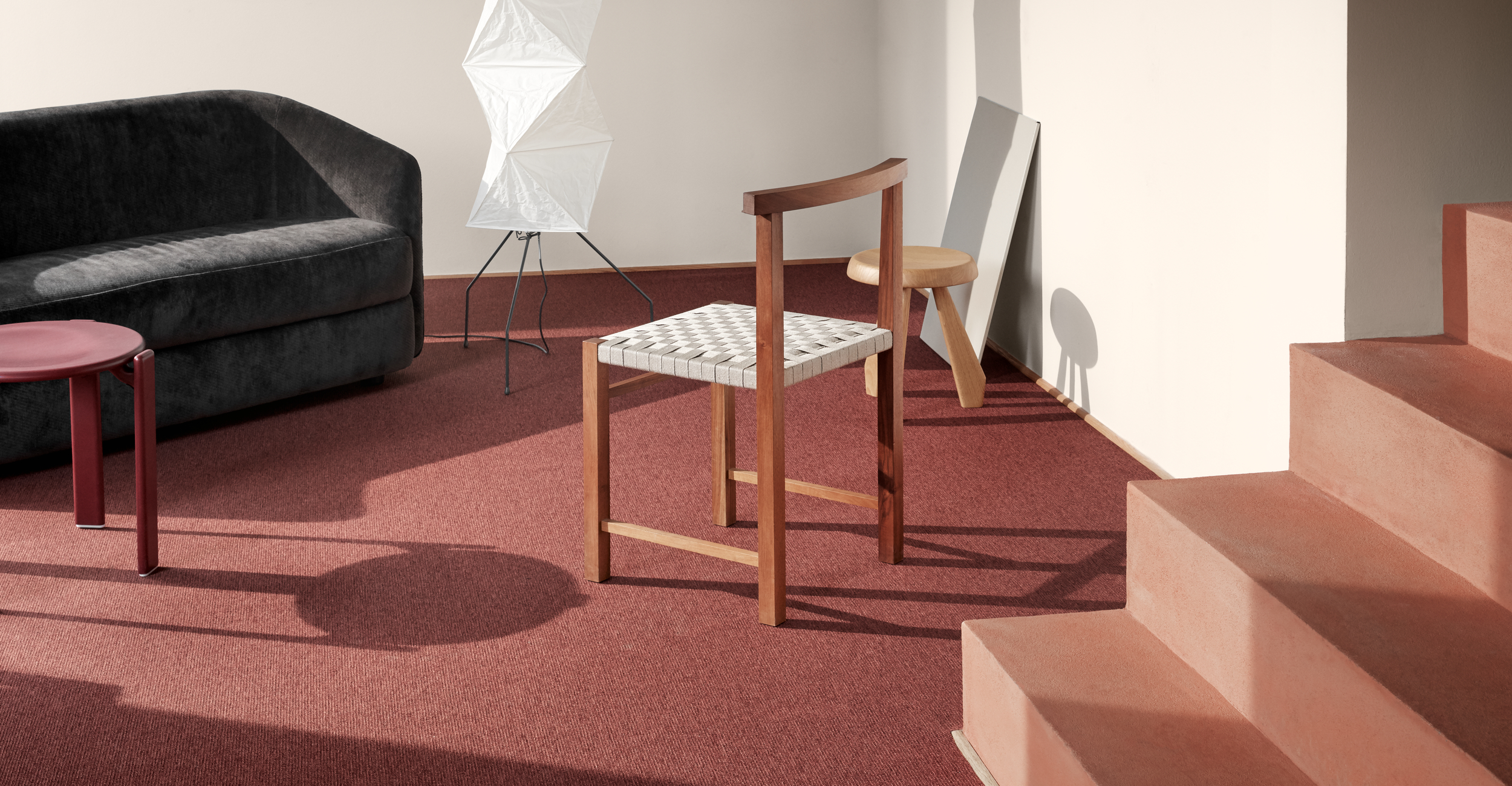 Dalles et planches de moquette rouge