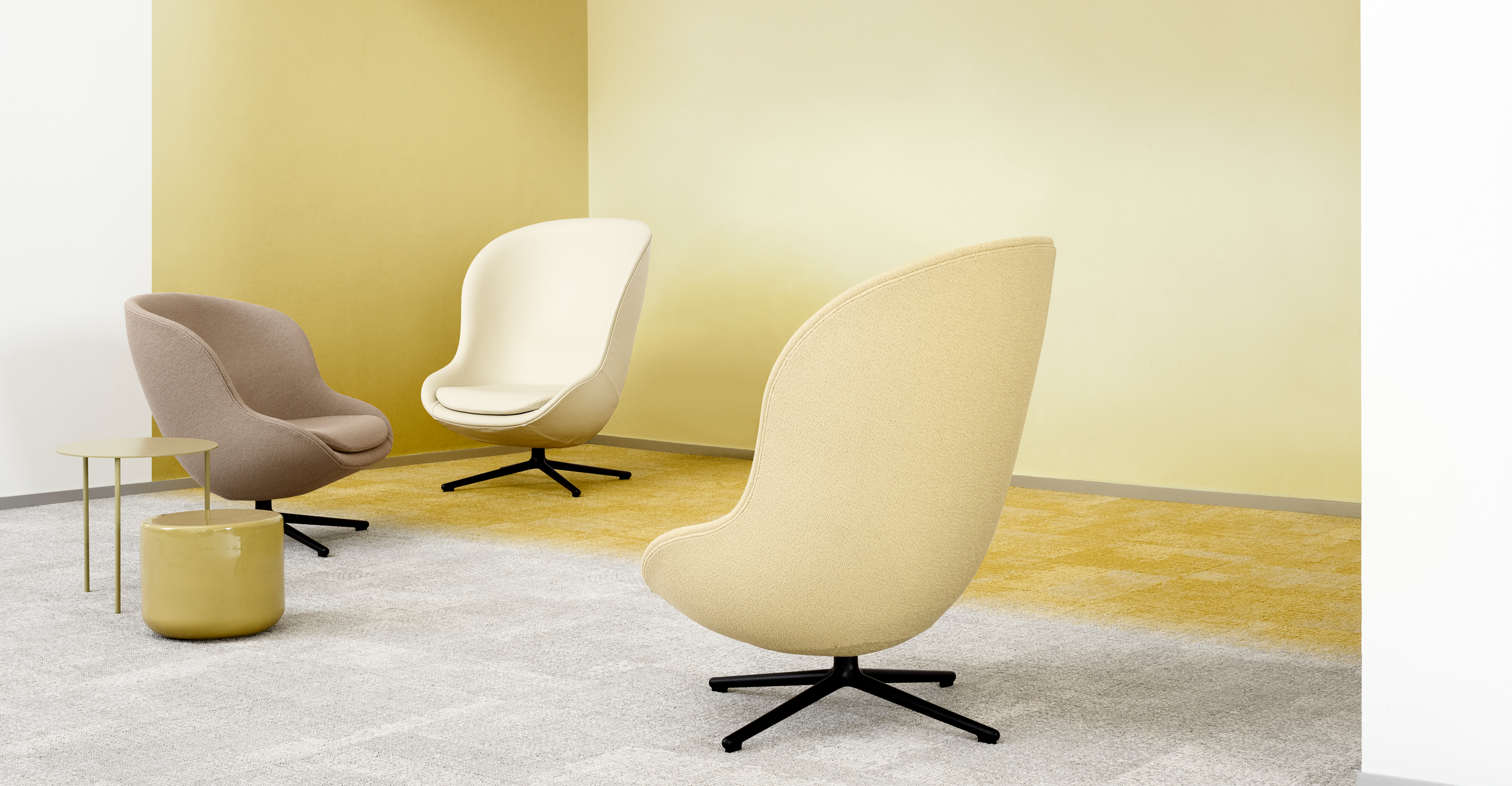 Dalles et planches de moquette jaunes